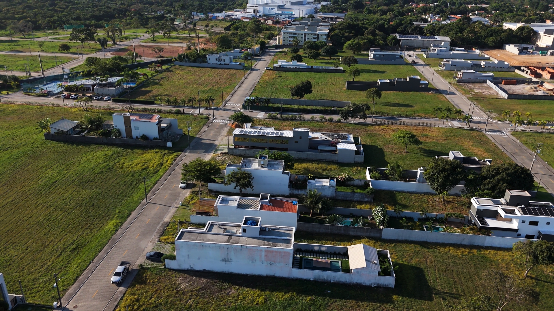 Vista aérea das ruas e lotes do condomínio