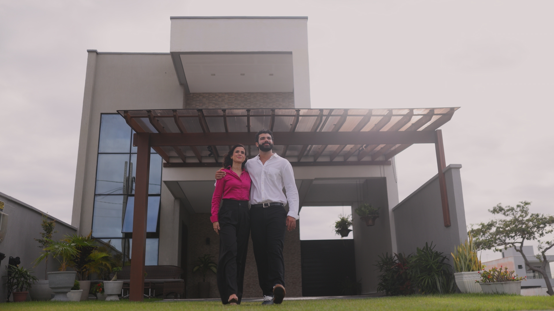 Casal em frente a uma residência moderna no Villa's Jardim