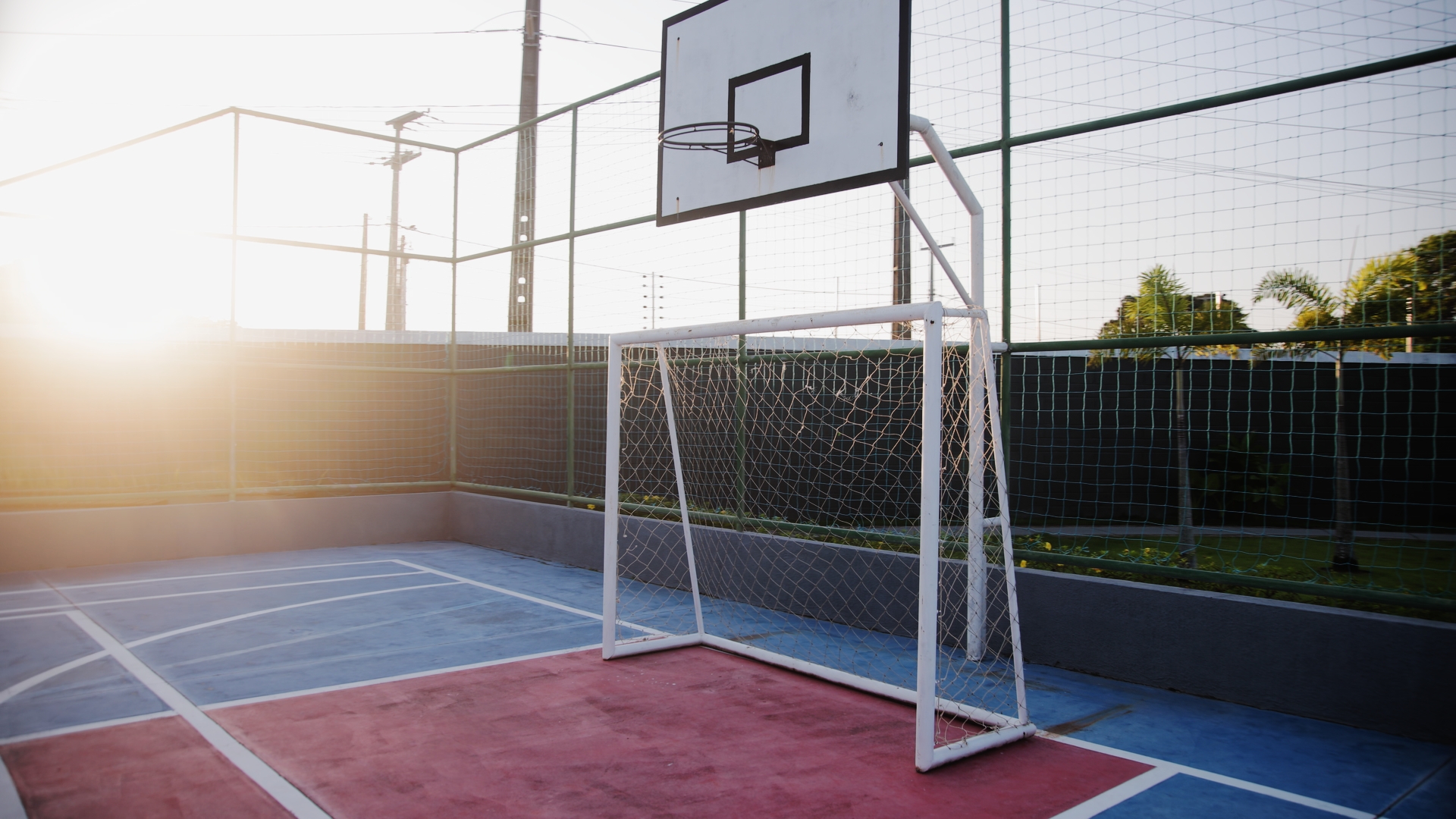 Quadra poliesportiva com gol e cesta de basquete