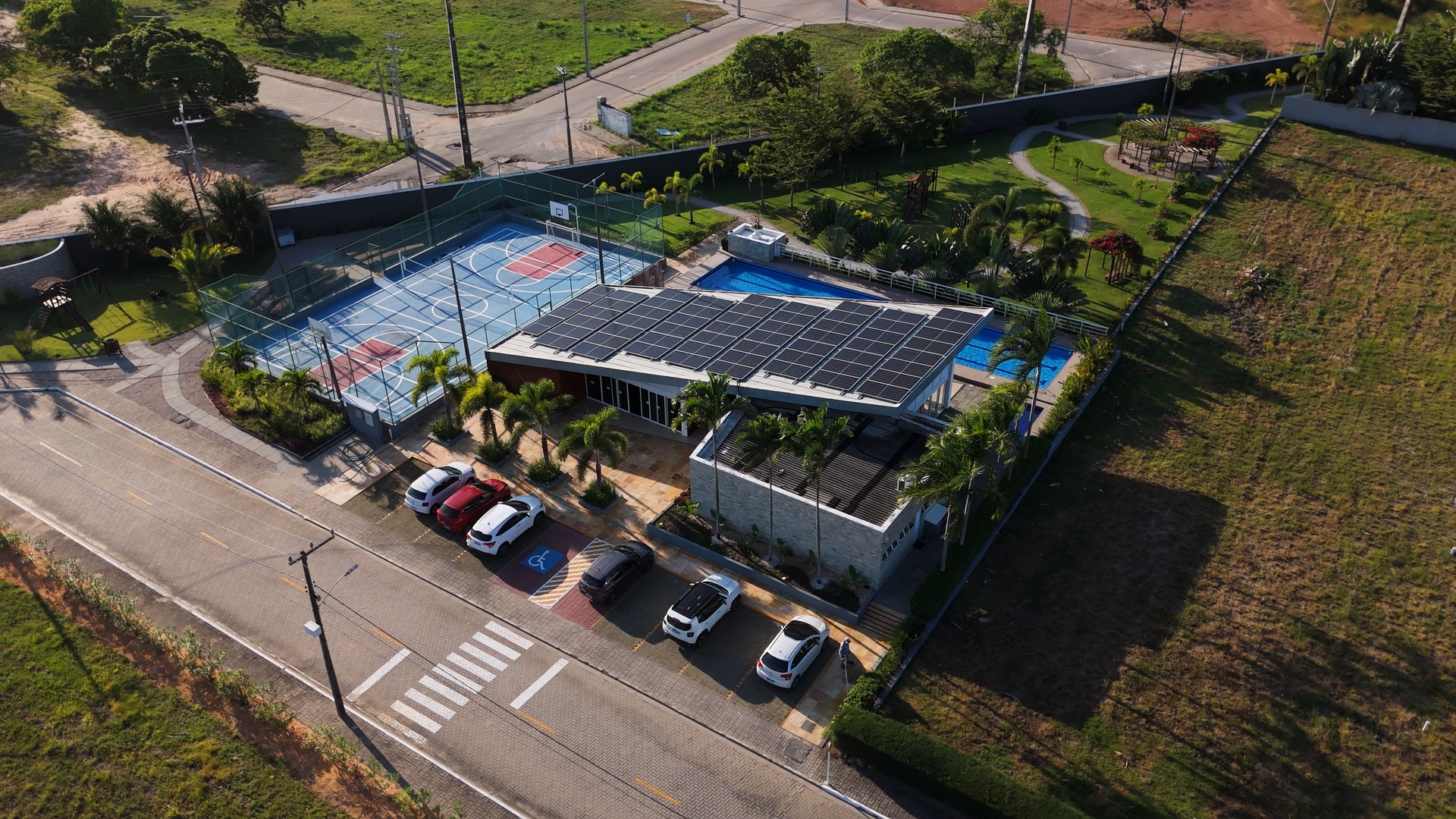 Vista aérea do clube, quadra poliesportiva e piscinas
