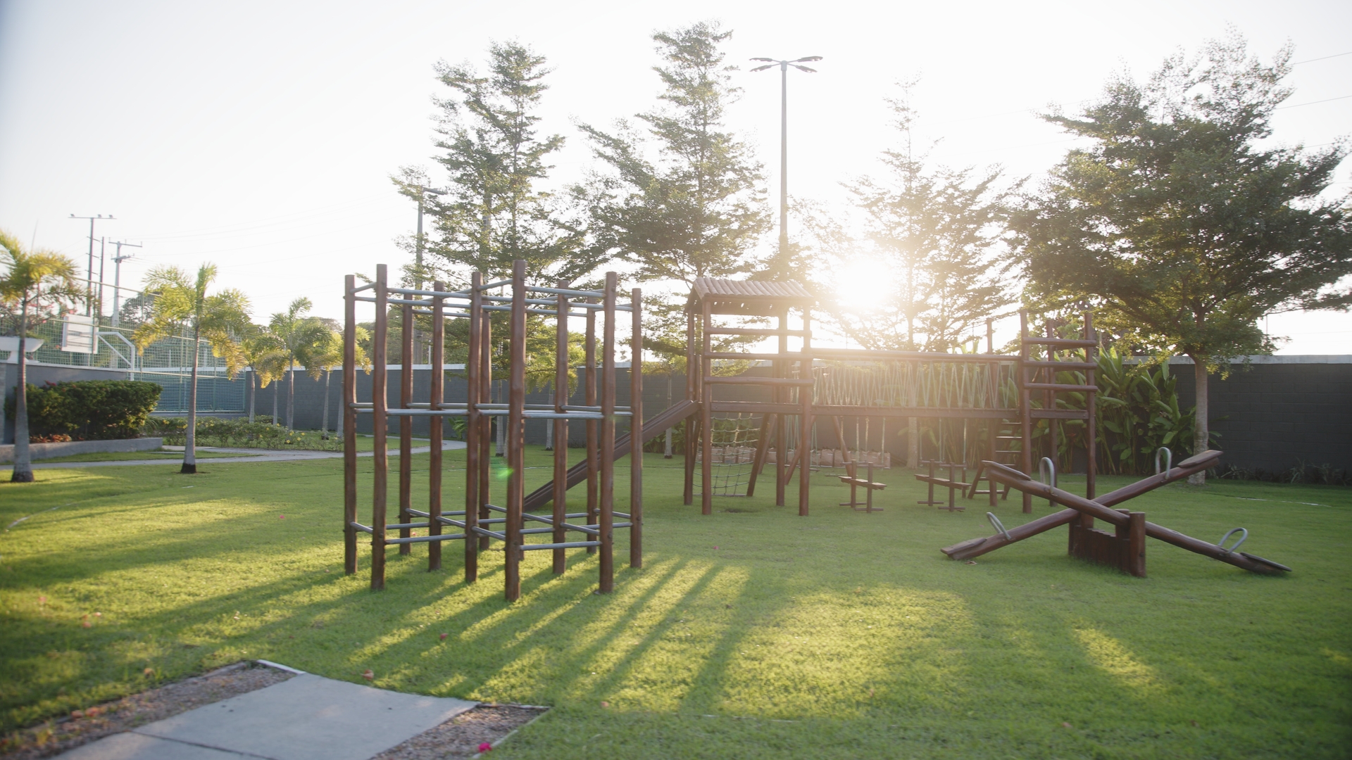 Playground com brinquedos de madeira ao pôr do sol
